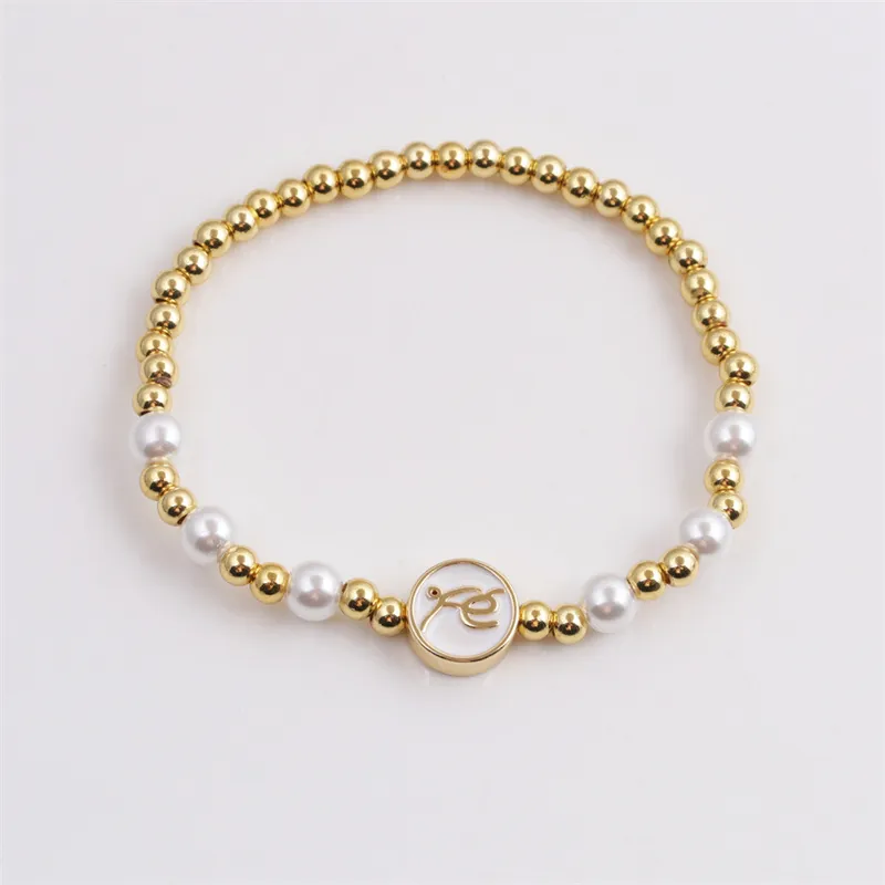 Vergoldetes Kupferperlenarmband Mit Weißen Imitationsperlen Und Rundem Glaubensbuchstaben Anhänger Eleganter Schmuck Für Damen