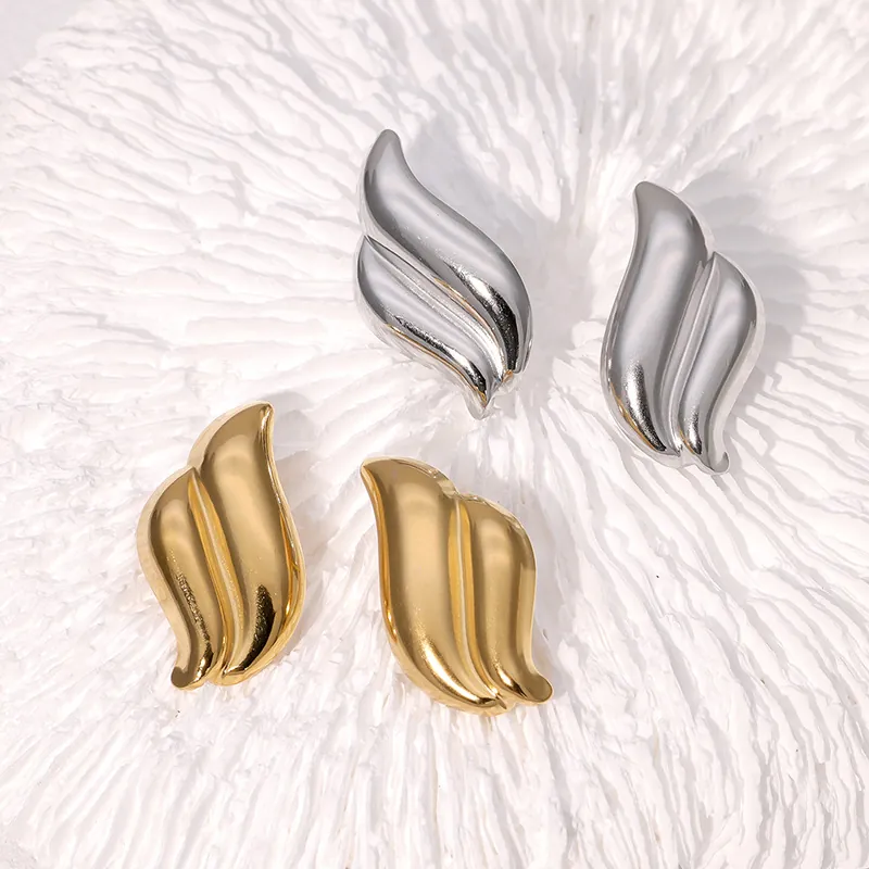 Edelstahl Ohrstecker Im Flügeldesign Mit 18K Vergoldung Stilvolle Geschwungene Blattform Minimalistischer Modeschmuck
