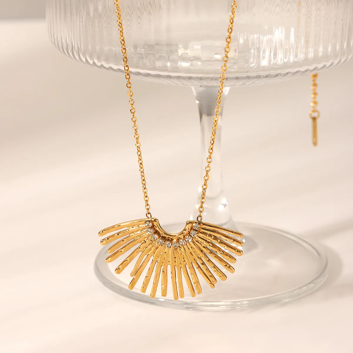 Collier Pendentif En Forme D'éventail Acier Inoxydable Plaqué Or 18 Carats Ligne Radiale Bijoux Pour Femmes