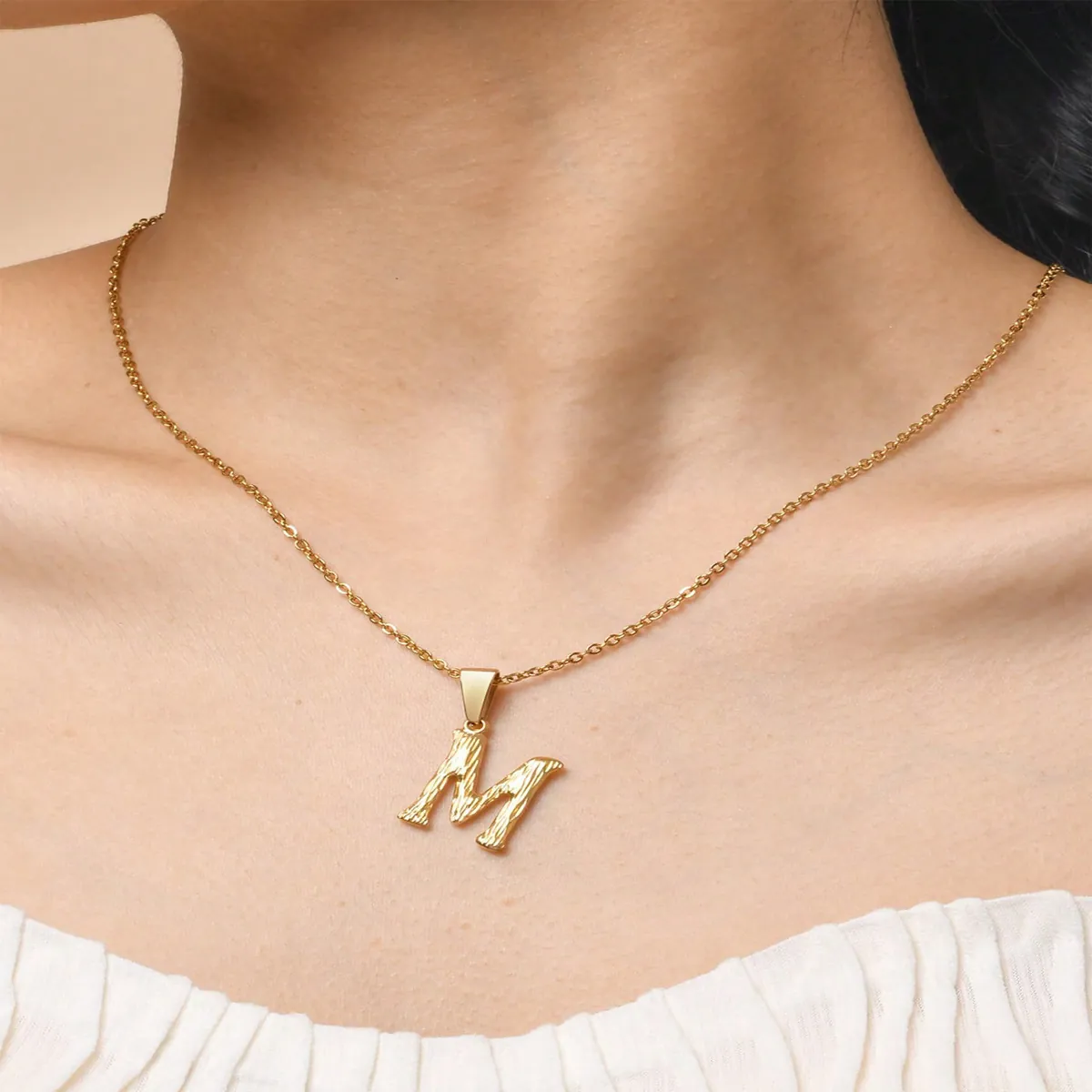 Collier Pendentif Initiale en Acier Inoxydable Plaqué Or 18K Alphabet Texture d'Écorce Bijoux de Mode Cadeau Femme