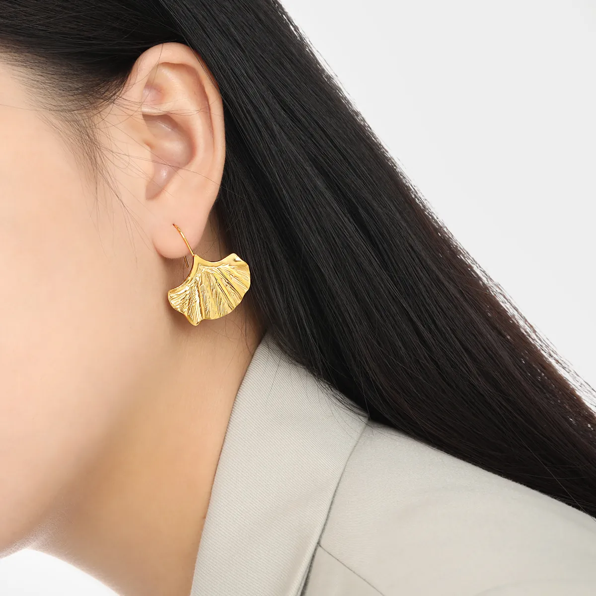 Boucles d'Oreilles Pendantes Feuille de Ginkgo en Acier Titane pour Femmes Mode Feuilles Plissées Crochets Bijoux Cadeau Or Argent