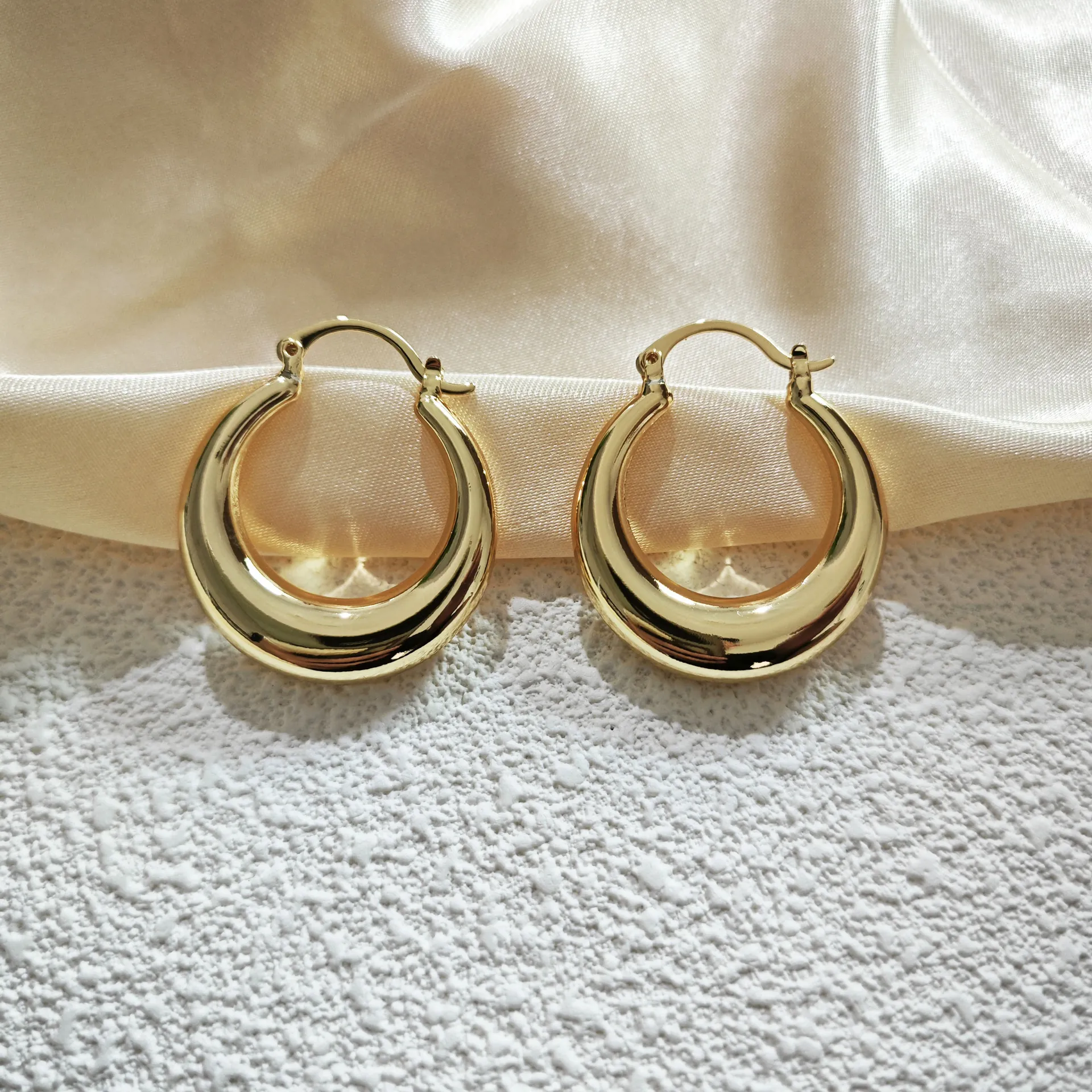 18K Gold Plated Copper Hoop Earrings For Women Minimalist Personalized Geometric Thick Round U-shaped Jewelry Accessory