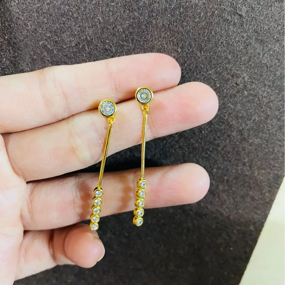Boucles d'Oreilles Longues en Cuivre Plaquées Or Minimalistes pour Femmes Bijoux de Mode Avec Strass Transparents
