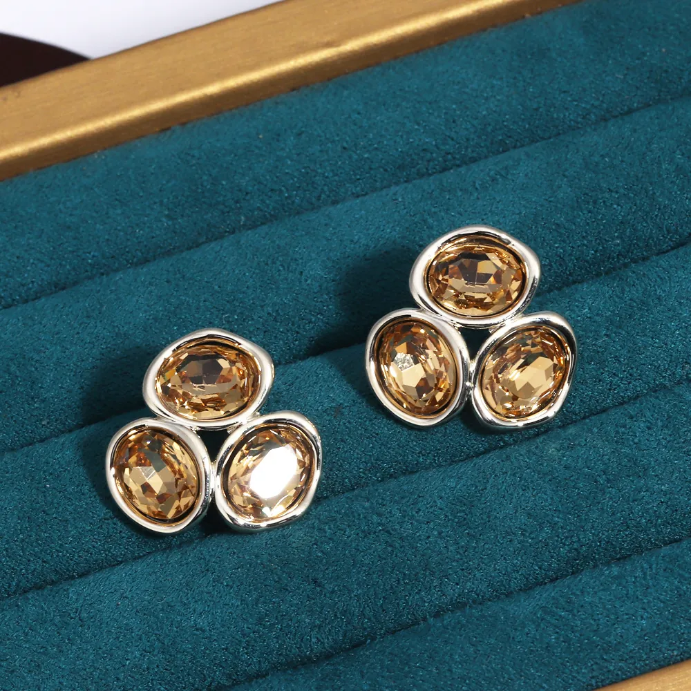 Orecchini A Lobo Geometrici Triple Zirconia Ovale Rame Placcato Oro 18K Gioielli Di Moda Eleganti Minimalisti Per Donne