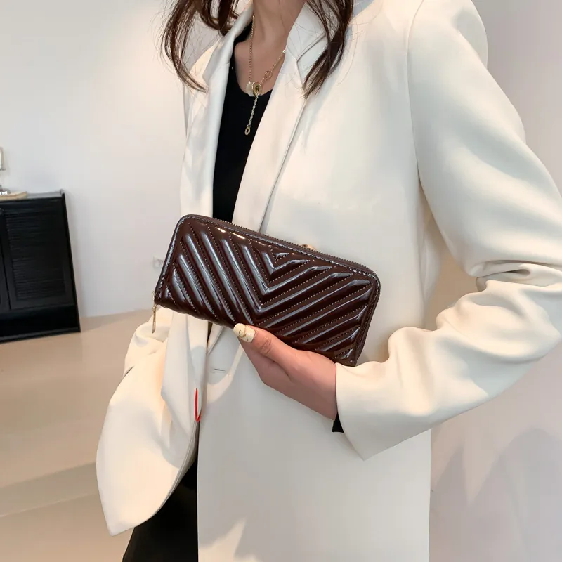 Portefeuille Long Femme Cuir PU Verni Matelassé En V Multiples Emplacements Cartes Grande Capacité Pochette Fermeture Éclair