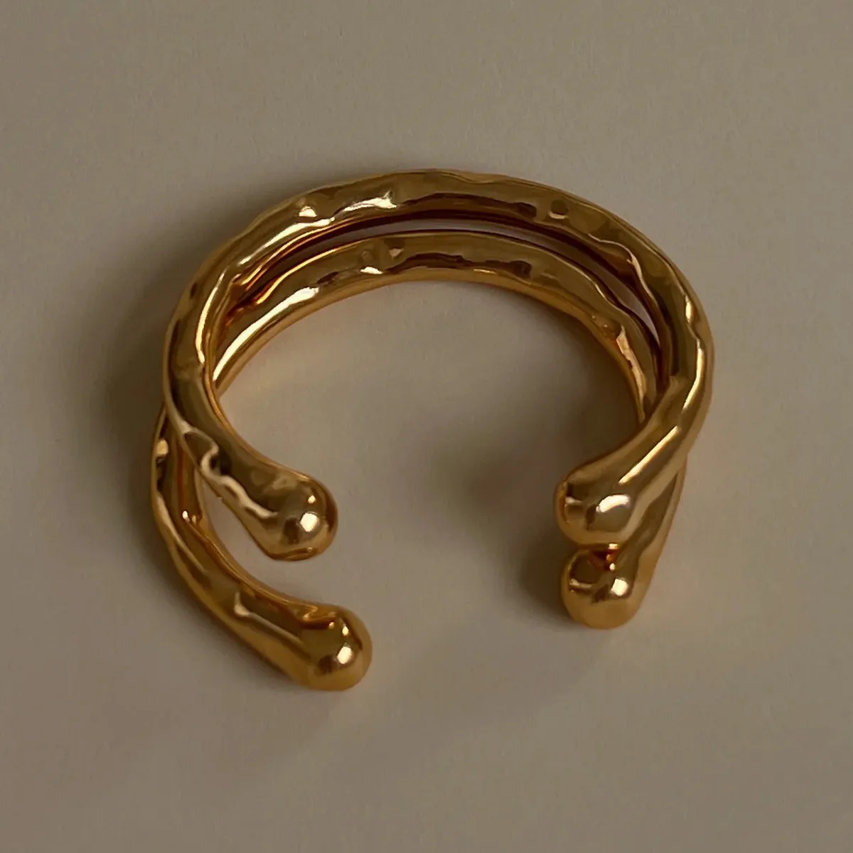Bracciale Rigido Aperto Texture Martellata Irregolare In Acciaio Inossidabile Placcato Oro 18K Stile Lava Organica Donna