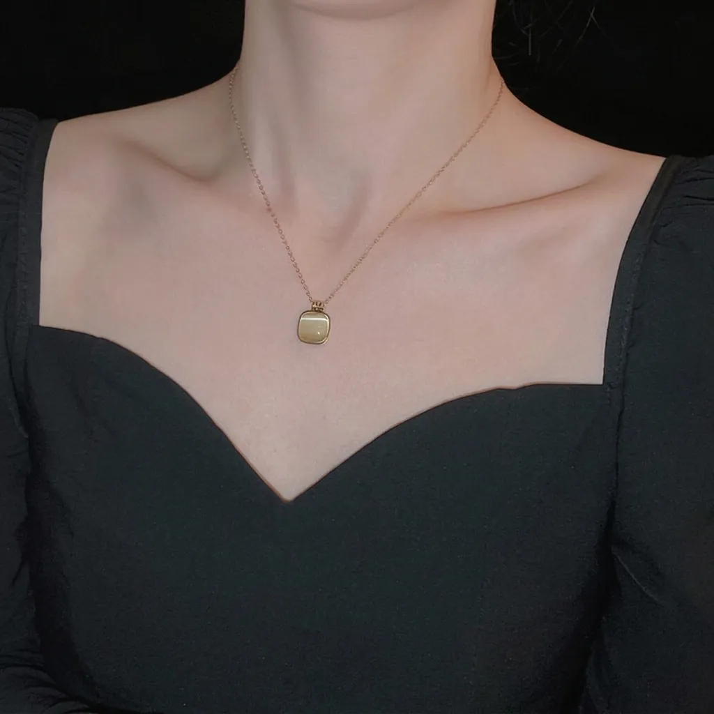 Collier Pendentif Œil De Chat Carré Acier Inoxydable Résine Plaqué Or Chaîne De Clavicule Bijoux Élégants Minimalistes