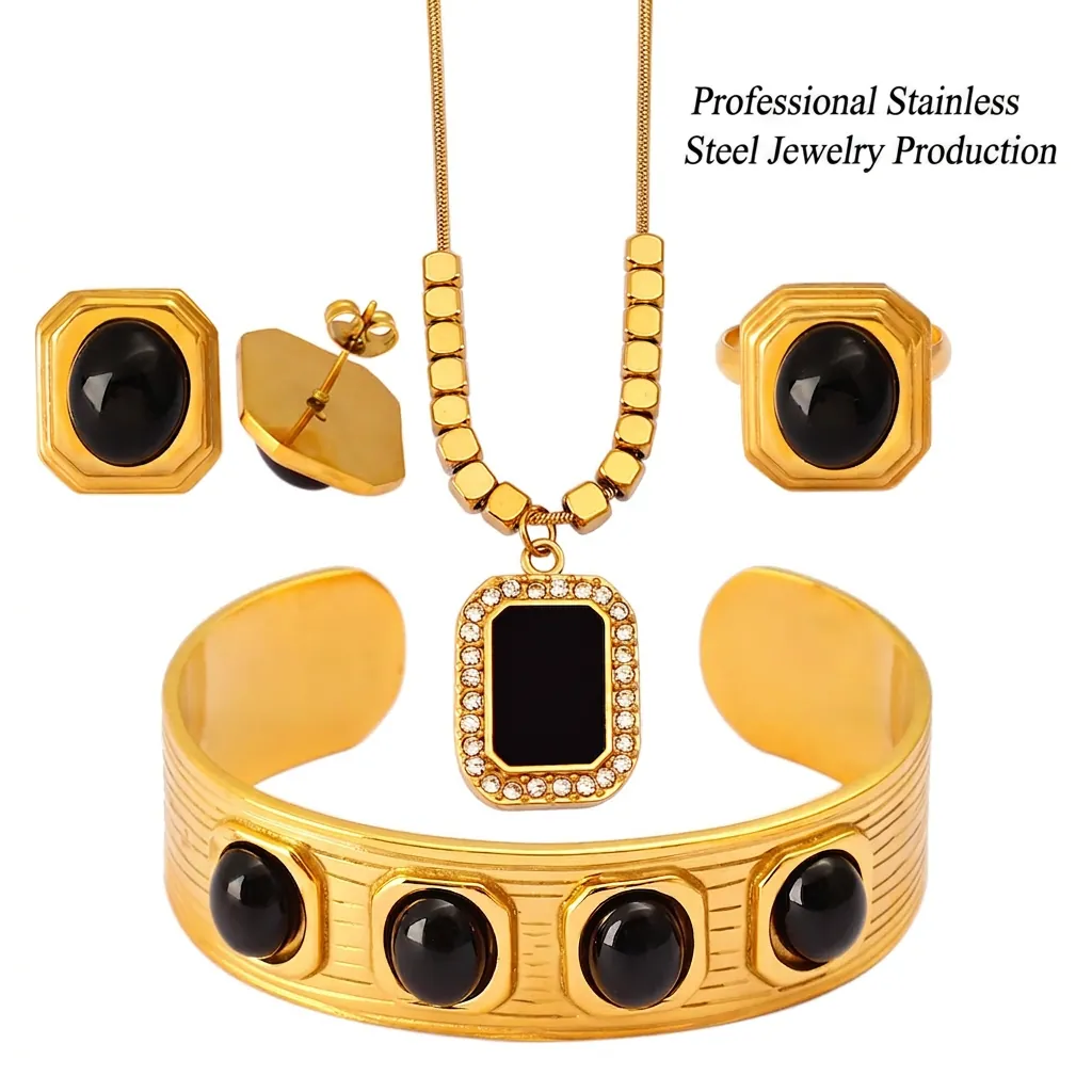 Set di Gioielli Retrò in Acciaio Inossidabile Placcato Oro 18K Pietra Nera Collana Bracciale Orecchini Anello Donna