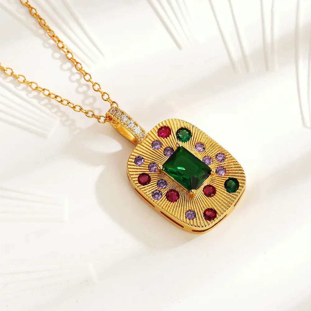 Collana Con Ciondolo In Rame Stile Corte Vintage Con Zircone Verde Esmeralda E Strass Colorati Per Donna Design Italiano Retrò