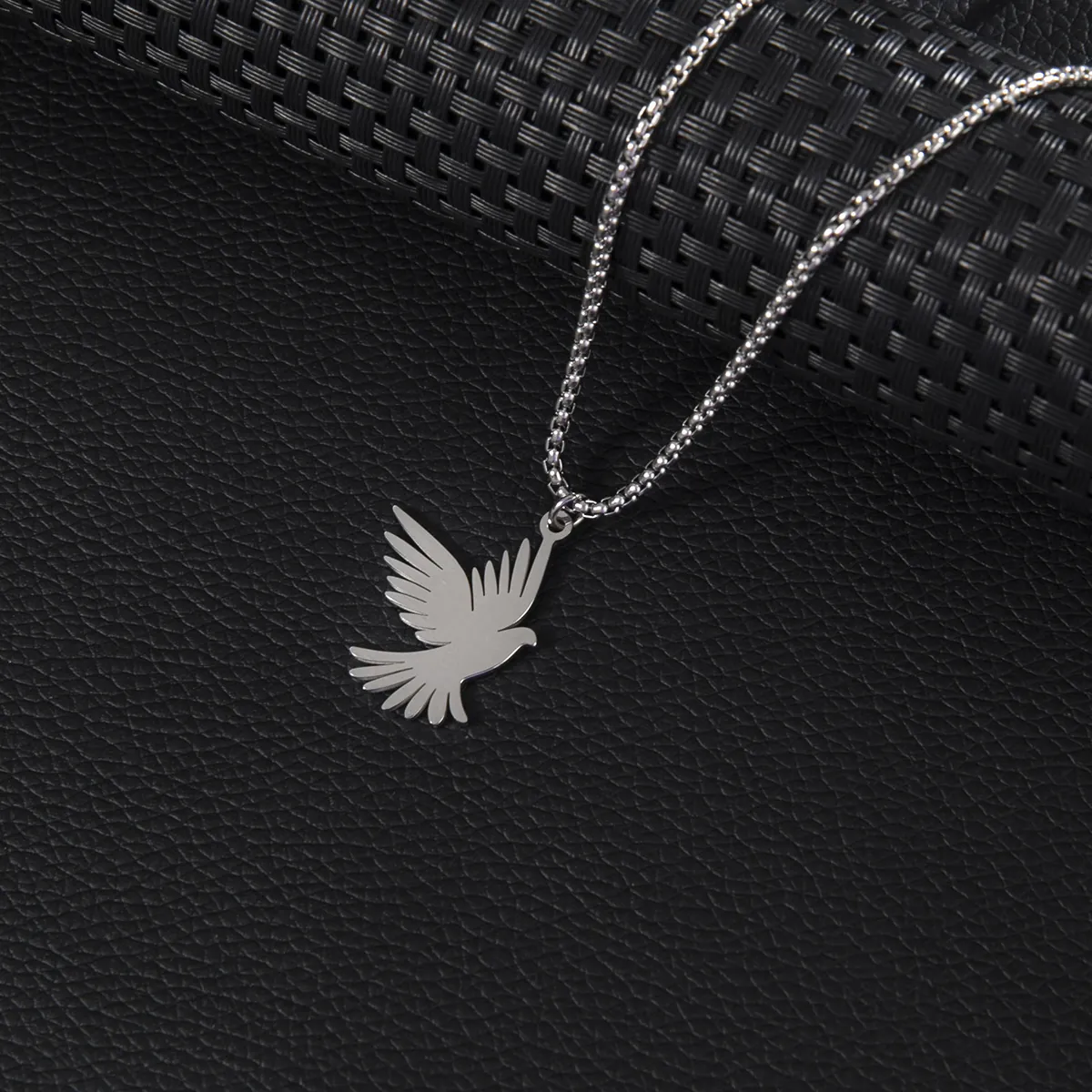Stainless Steel Bird Pigeon Pendant Necklace Silver Color Minimalist Fashion Jewelry For Women Elegant Animal Charm