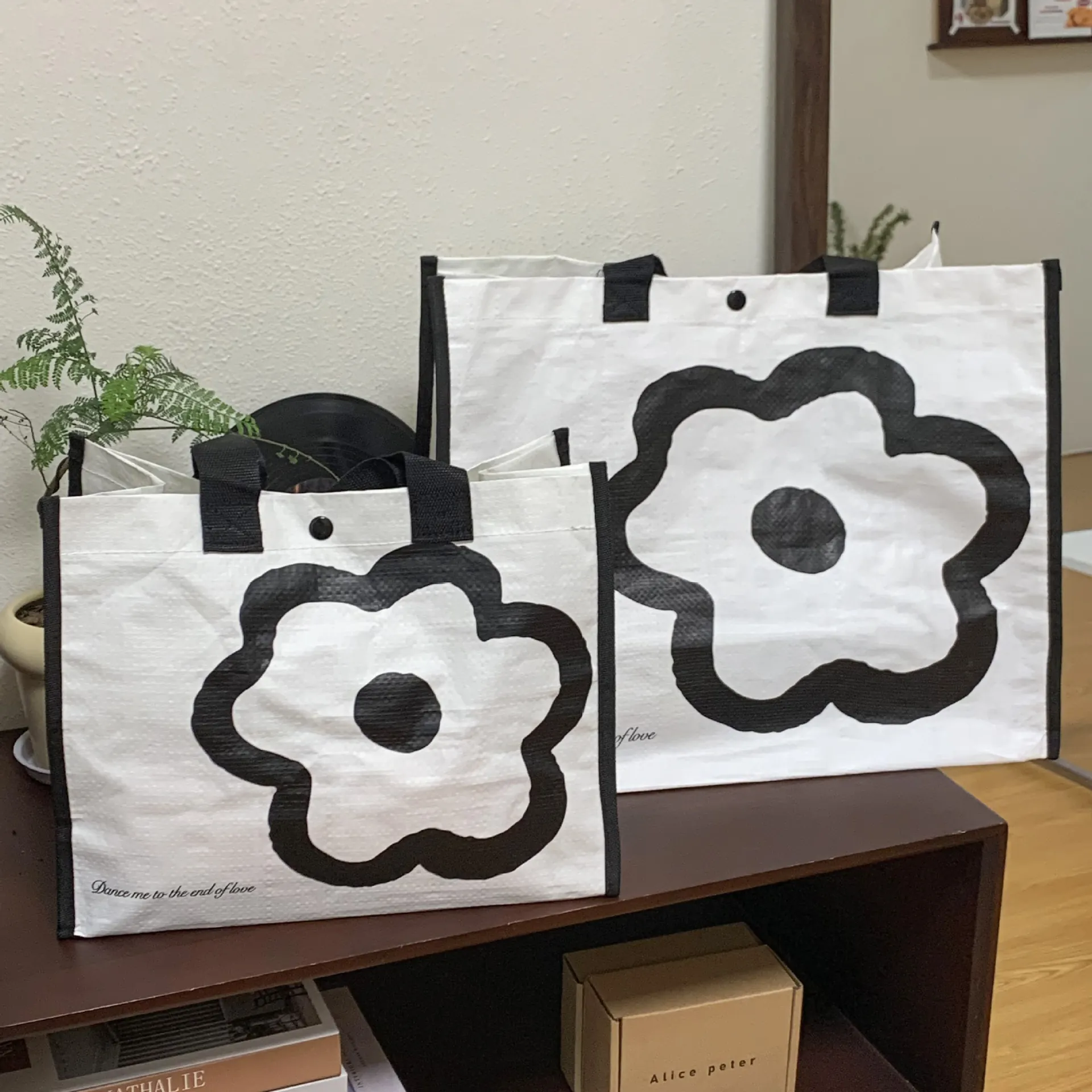 Polyester Tote Bag Flower Pattern Large Capacity Black White Contrast Shoulder Handbag For Women Beach Shopping Simple Style