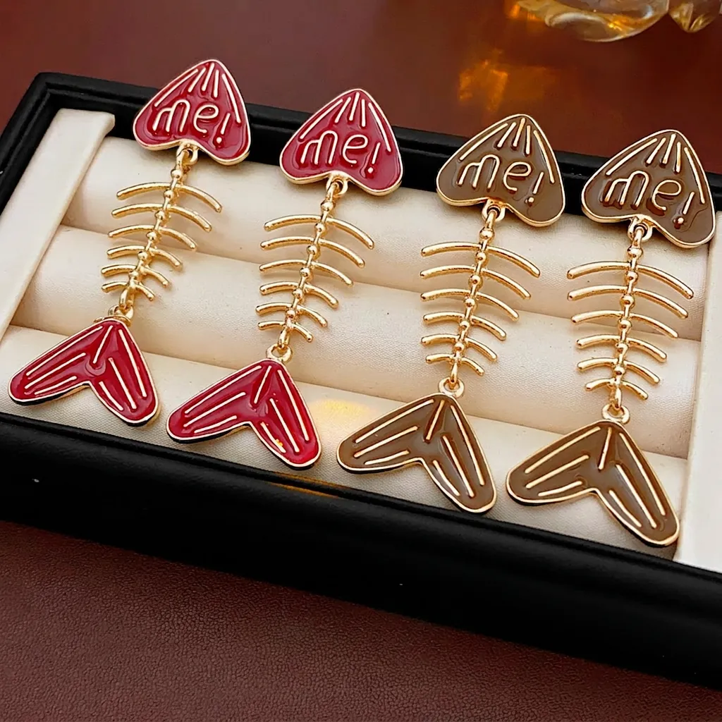 Fischgräten Hängeohrringe Mit Silbernem Ohrstecker Emaille Herz Buchstabe Me Goldfarben Modischer Schmuck