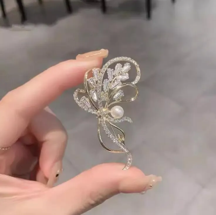 Broche Papillon de Luxe en Alliage Plaqué Or Avec Künstliche Perle Blanche Strass Cristal Épingle de Sûreté pour Bijoux Mariage Femme
