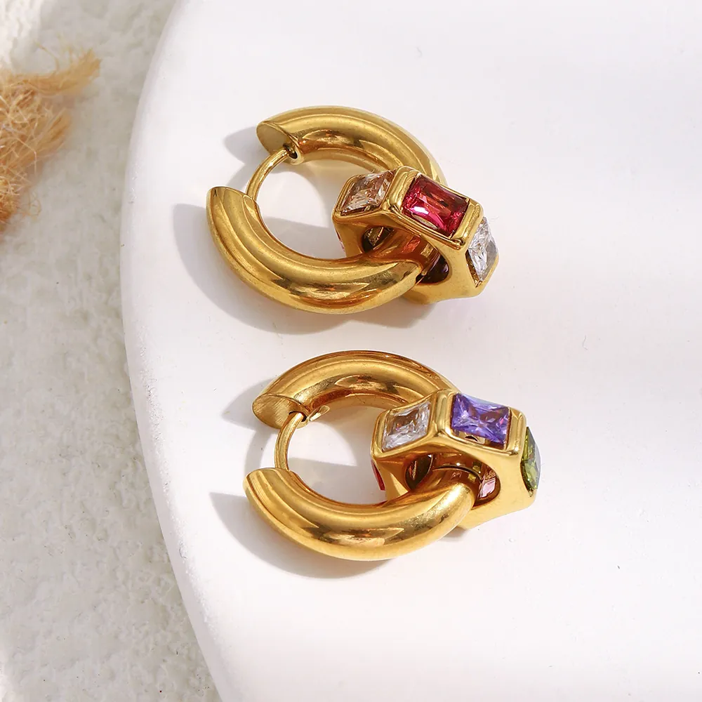 Boucles D'oreilles Créoles En Acier Inoxydable Plaqué Or 18K Avec Zircon Carré Coloré Et Tige En Acier Pour Femmes