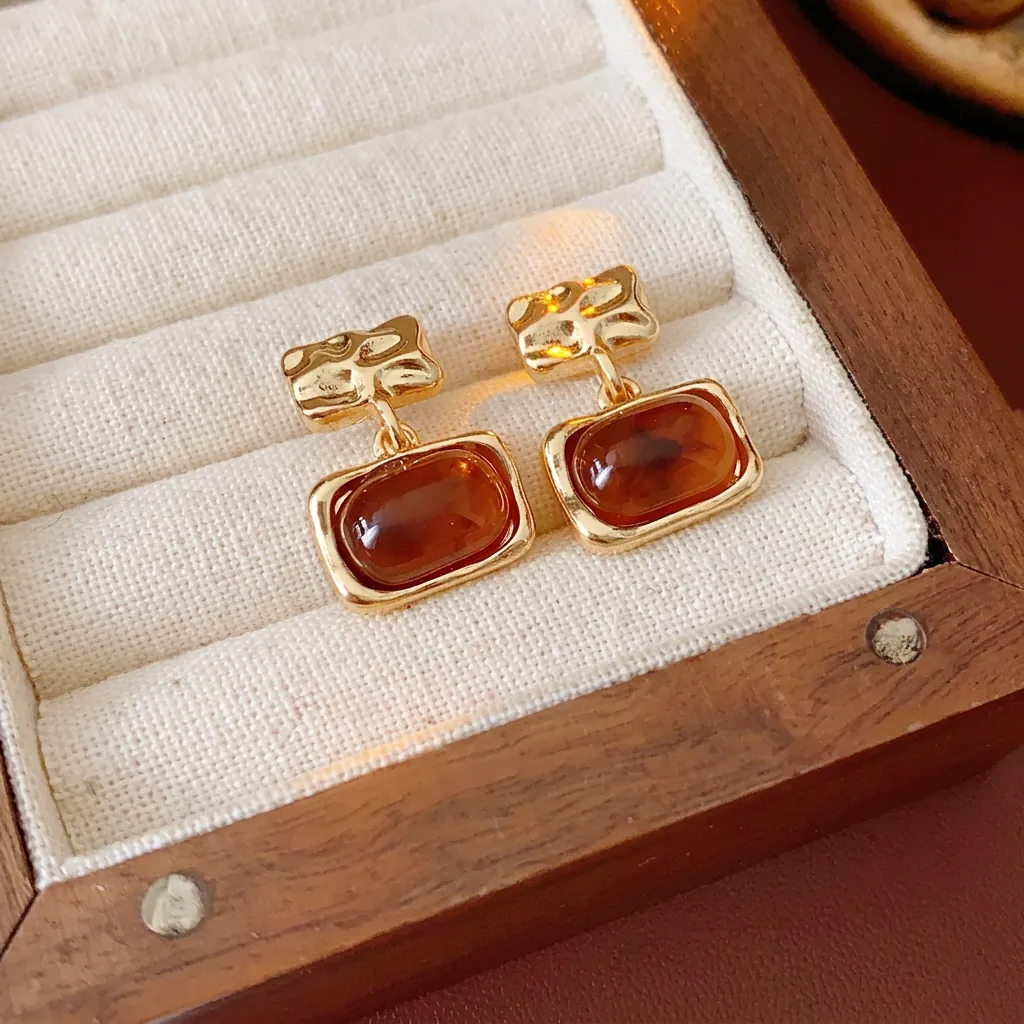 Boucles D'oreilles Carrées En Résine Et Alliage Plaqué Or Avec Tige En Argent Texture Martelée Géométrique Rétro