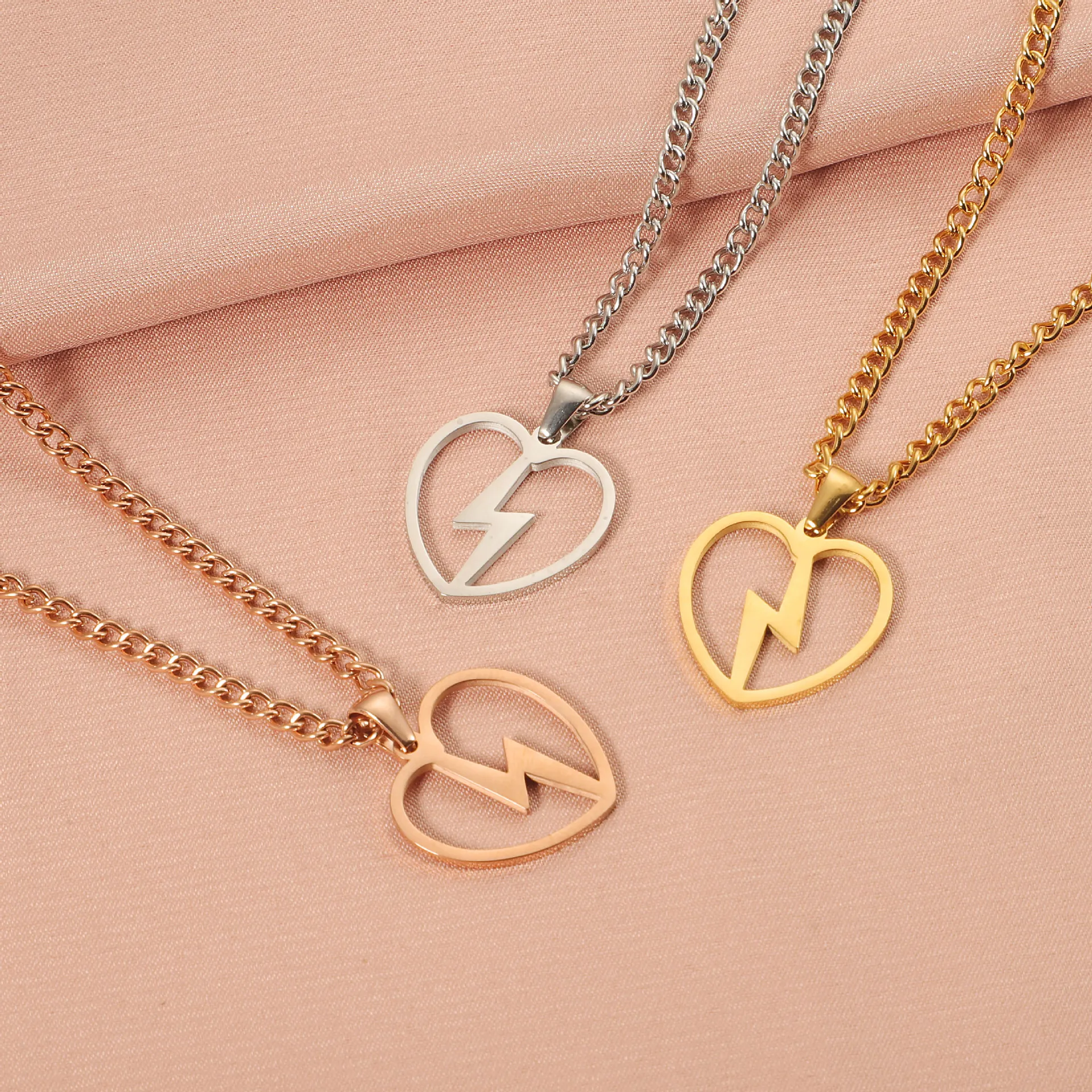 Collier Pendentif Cœur Éclair Ajouré en Acier Inoxydable Minimaliste pour Femmes Filles Or Or Rose Couleur Acier Bijoux Accessoire