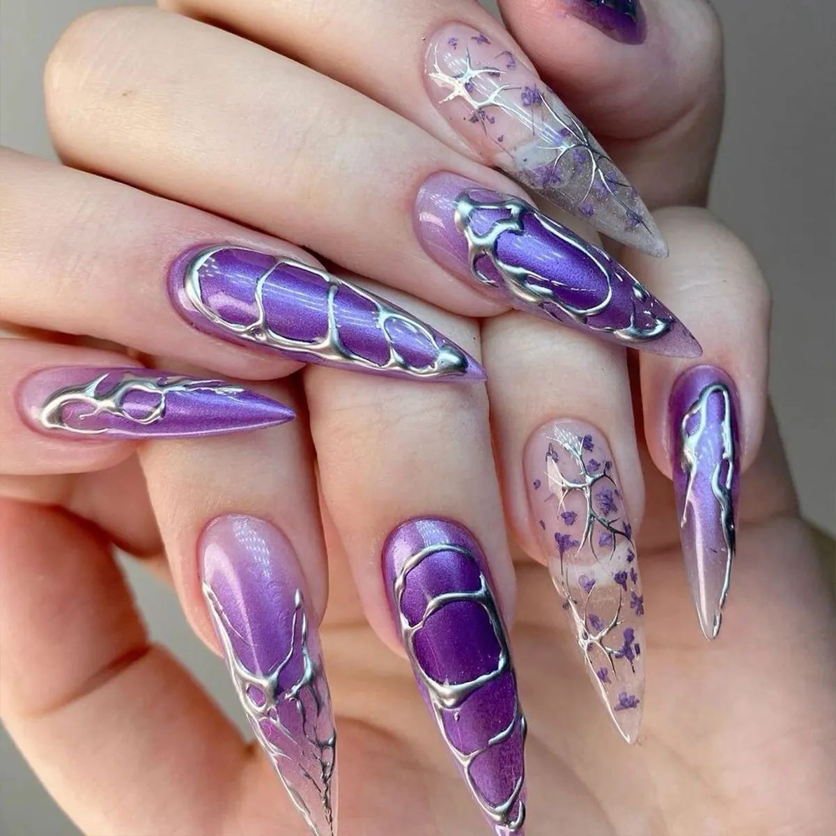 Unghie Finte A Mandorla Sfumate Viola Con Linee In Foglia D'Argento E Design Floreale Lunghe Per Donna