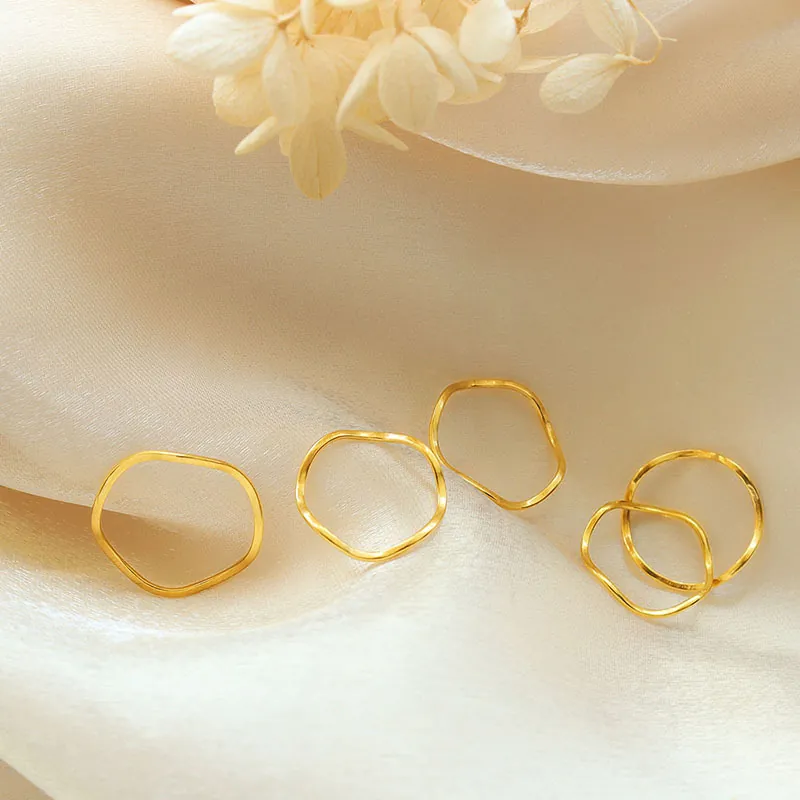 Golvende Band Ring Titanium Staal Minimalistische Dunne Stapelbare Sieraden Voor Vrouwen Elegant Niche Ontwerp Accessoire