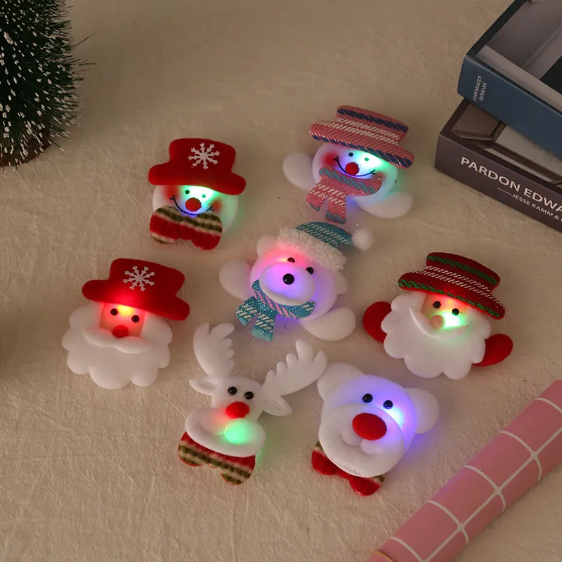Led Glowing Christmas Brooch Pin Cartoon Felt Fabric Santa Snowman Reindeer For Party Favors Kids Gifts Holiday Decor Accessory