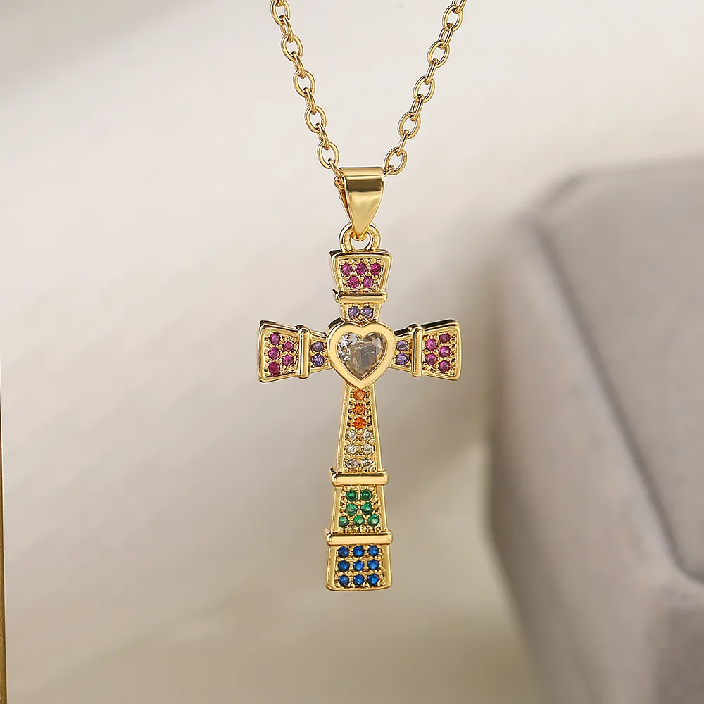 18K Gold Vergoldete Kupfer Kreuz Anhänger Halskette Für Frauen Herzförmiger Zirkonia Religiöser Schmuck Modisches Accessoire