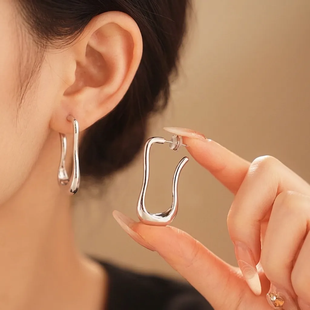 Unregelmäßige Wellen Ohrstecker Poliertes Flüssigmetall U-Form Design Mit Silbernem Ohrstecker Für Damen Moderner Stil