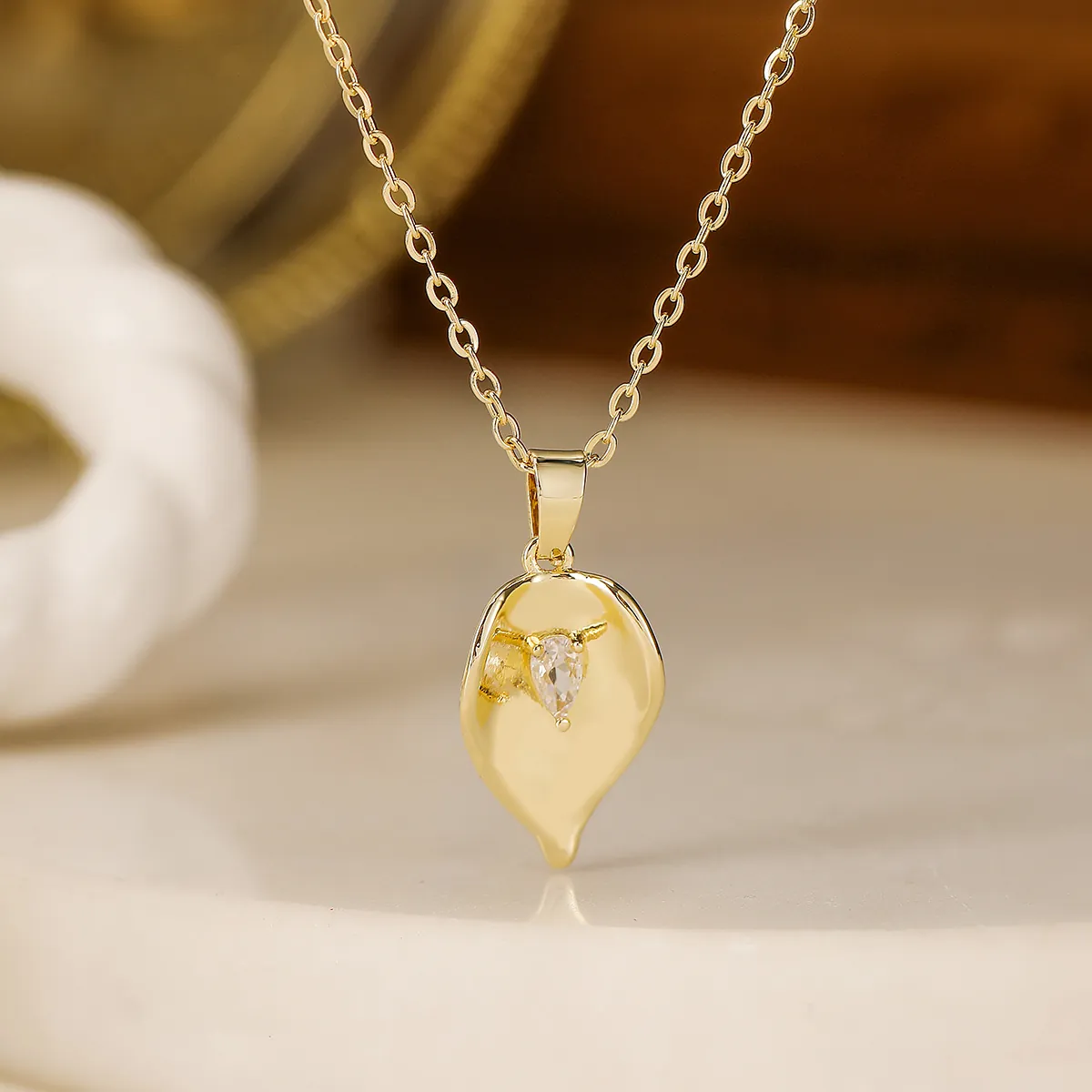 Minimalist Leaf Pendant Necklace Zircon Copper Gold Plated Elegant Niche Clavicle Chain For Women