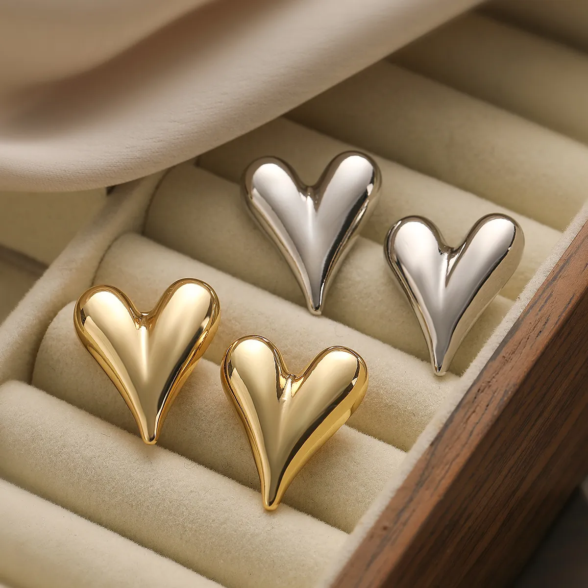 Pendientes De Botón De Corazón Chapados En Oro Real Cobre Superficie Lisa Metálica Geométrica Estilo Vintage Para Mujer