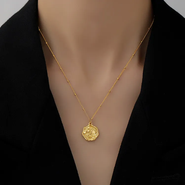 Peach Blossom Embossed Round Pendant Necklace Women Gold Plated Stainless Steel Beaded Clavicle Chain Vintage Elegant Jewelry