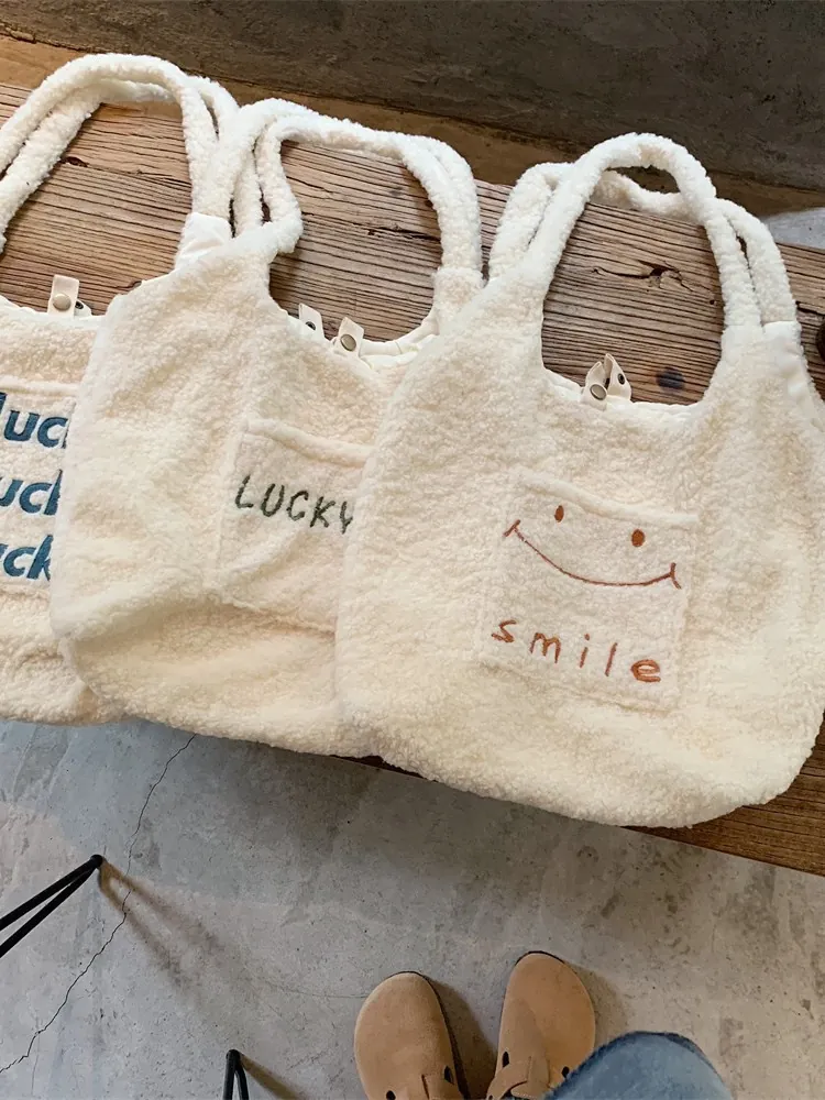 Damen Plüsch Tote Bag Lammwolle Große Kapazität Stickerei Smile Lucky Weiche Schulterhandtasche Winter Lässig