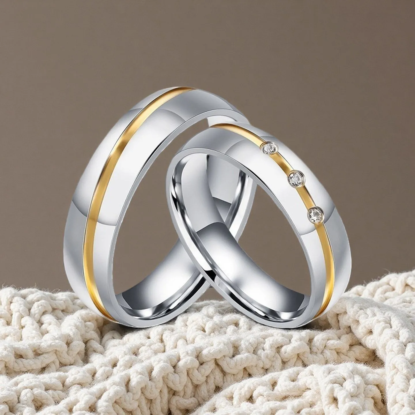 Bagues de Couple en Acier Inoxydable Intergold Avec Strass Incrustés Anneau de Mode Poli Élégant Bijoux Tendance Cadeau Amants