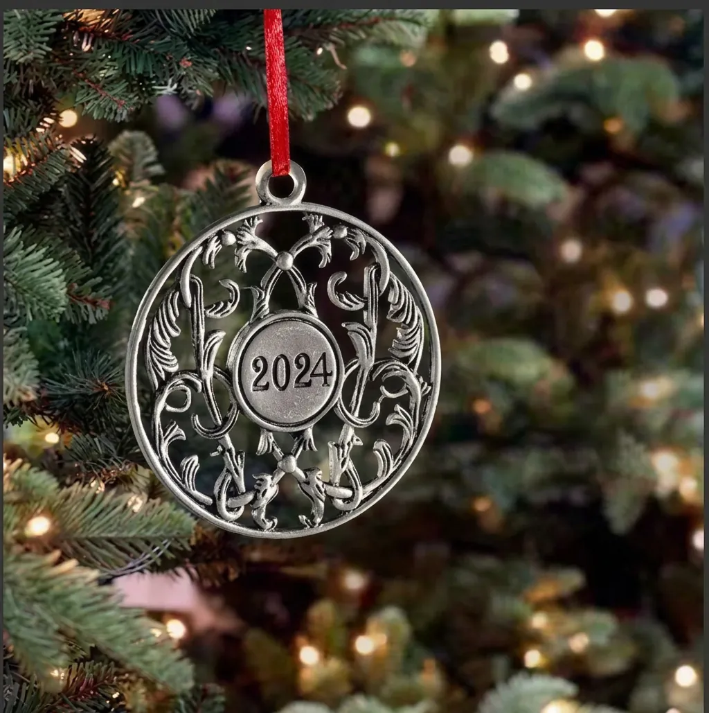 Christmas Tree Hanging Ornaments Zinc Alloy Metal Vintage Silver Embossed Festive Souvenir Decoration With Red Ribbon