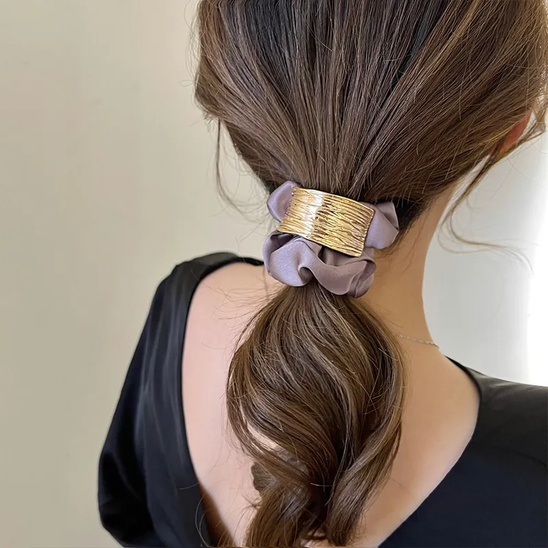 Chouchou En Satin Avec Boucle En Métal Allié Arche Texturée Élastique À Cheveux Pour Queue De Cheval Chignon Femmes