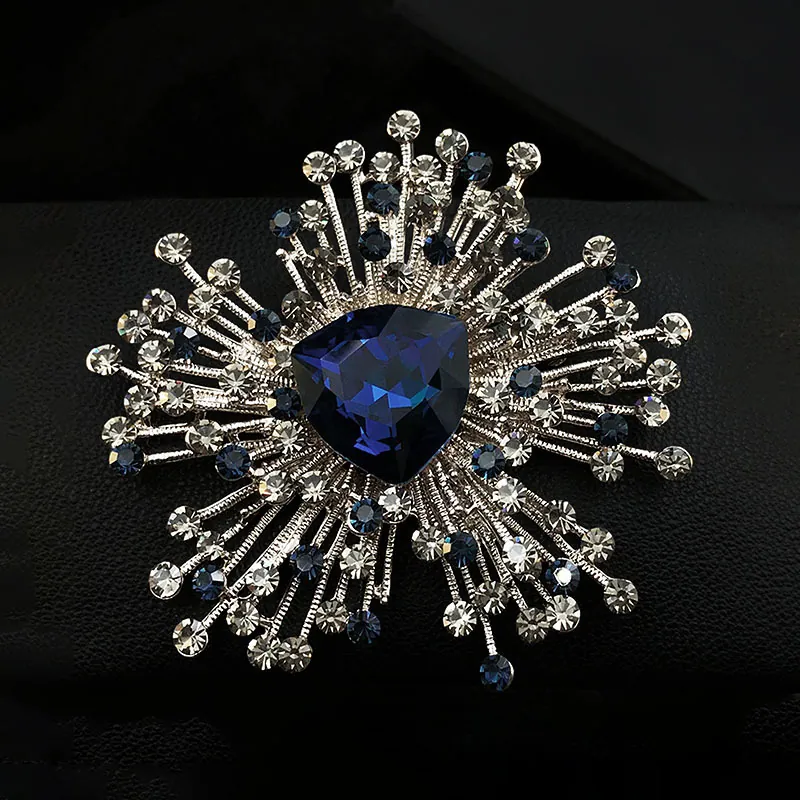 Vintage Luxury Emerald Green Crystal Flower Brooch For Women Alloy Full Rhinestone Radiant Corsage Pin For Wedding Banquet Fashion Jewelry