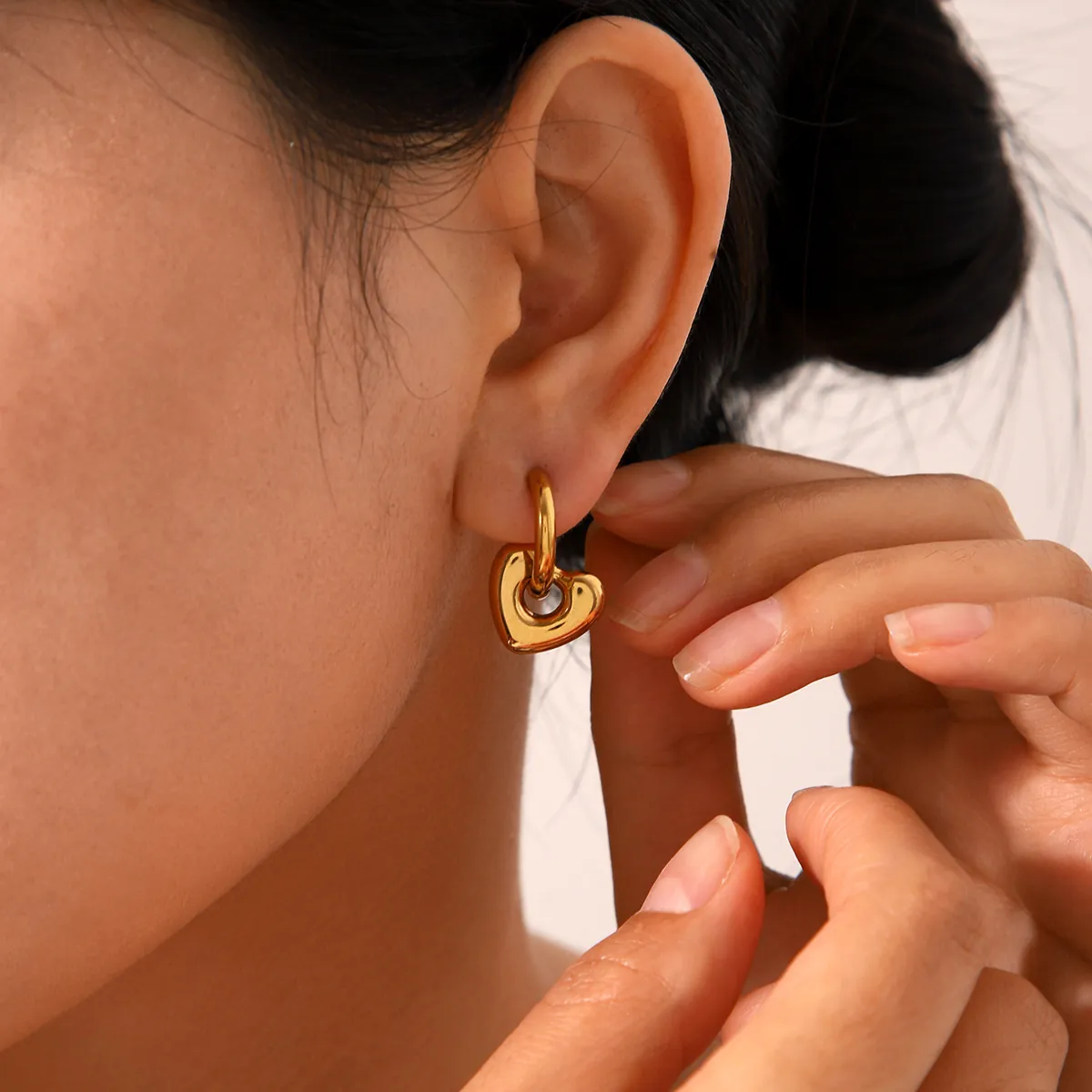 Orecchini A Cerchio A Cuore Eleganti Francesi Acciaio Inossidabile Placcato Oro 18K Lucidatura A Specchio Per Donne
