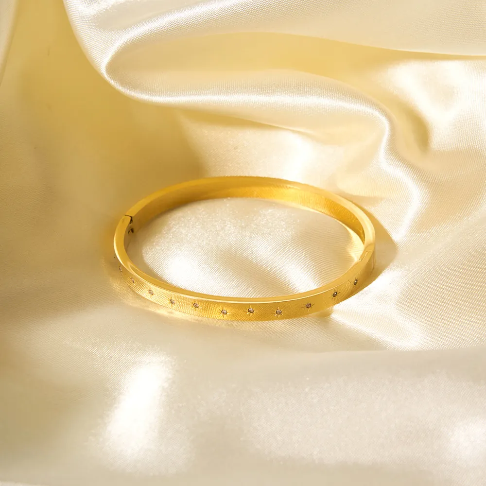 Bracciale Rigido In Acciaio Inossidabile Placcato Oro 18K Per Donna Con Incisione A Stella E Intarsi In Zirconia