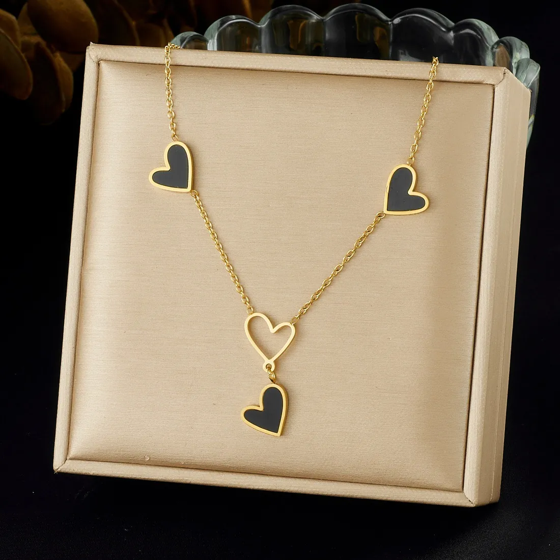 Collana Con Ciondolo A Cuore In Acciaio Inossidabile Placcato Oro Per Donna Design Di Nicchia Cuori In Smalto Nero Catena Con Nappa