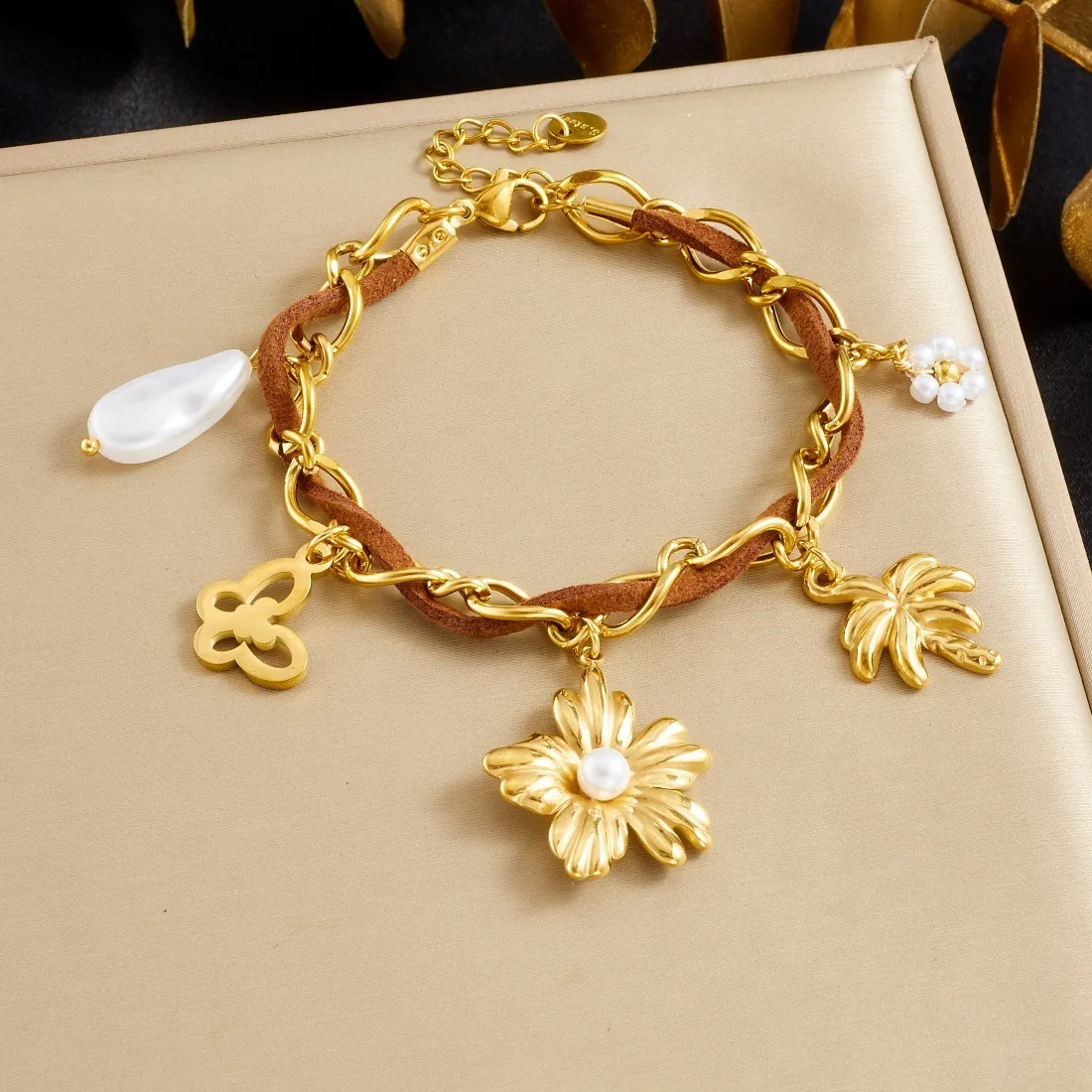 Bracciale Acciaio Inossidabile Placcato Oro Farfalla Palma Fiore Pendente Con Perla Artificial Corda Marrone Gioielli Boho Donna Vintage
