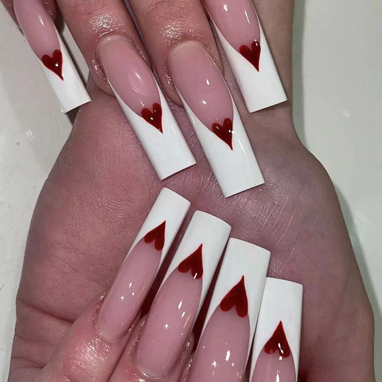 Faux Ongles French À Presser Longs Carrés Pointes En V Blanches Motif Cœur Rouge Brillants Doux Romantiques Détachable