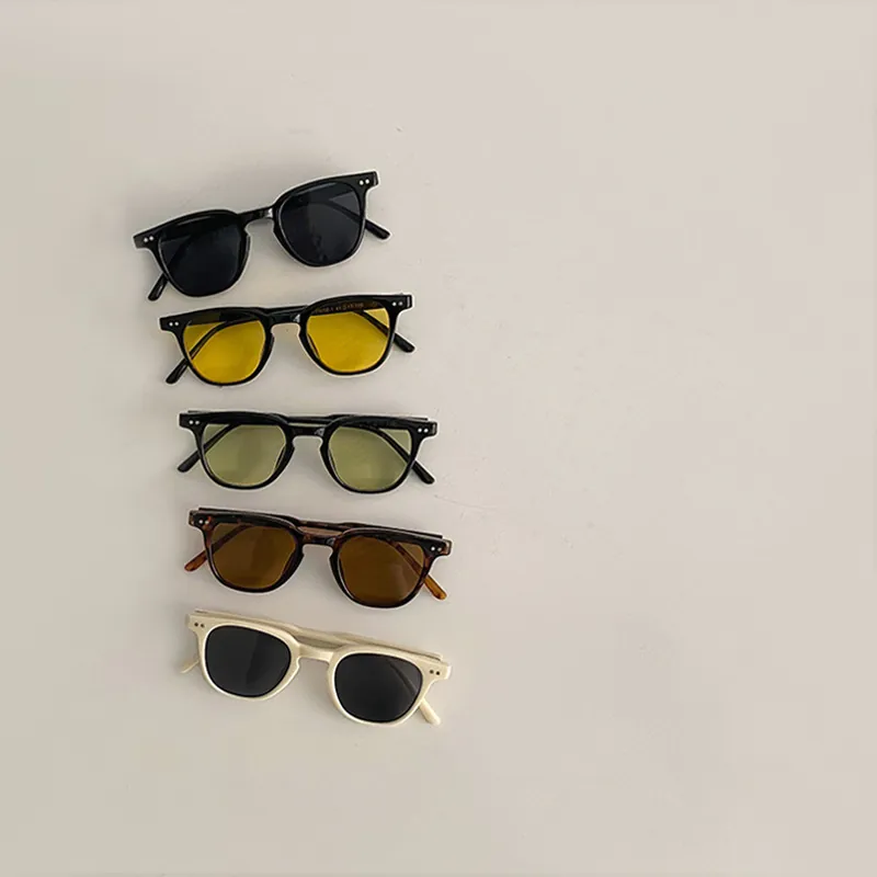Lunettes De Soleil Pour Enfants Protection UV400 Monture Carrée PC Rivets Rétro Mode Pour Garçons Filles Été Extérieur