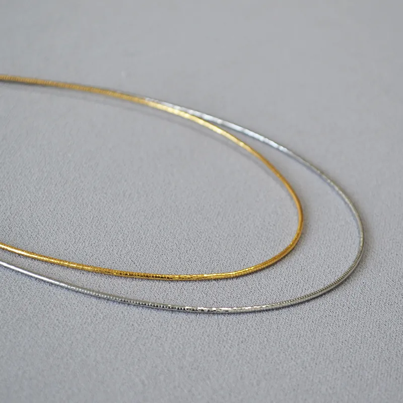 Collana Girocollo a Molla in Ottone Placcato Oro 18K Minimalista di Nicchia per Donna Gioielli con Temperamento Geometrico