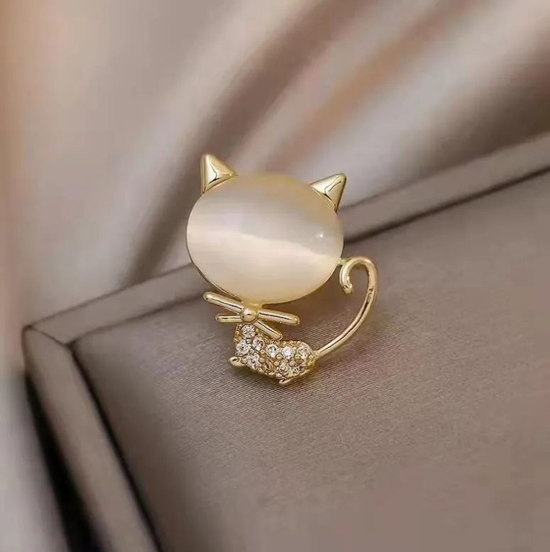 Sweet Alloy Cat Brooch With Rhinestone And Artificial Cat Eye Stone Gold Electroplated Animal Pin For Women Clothing Accessories