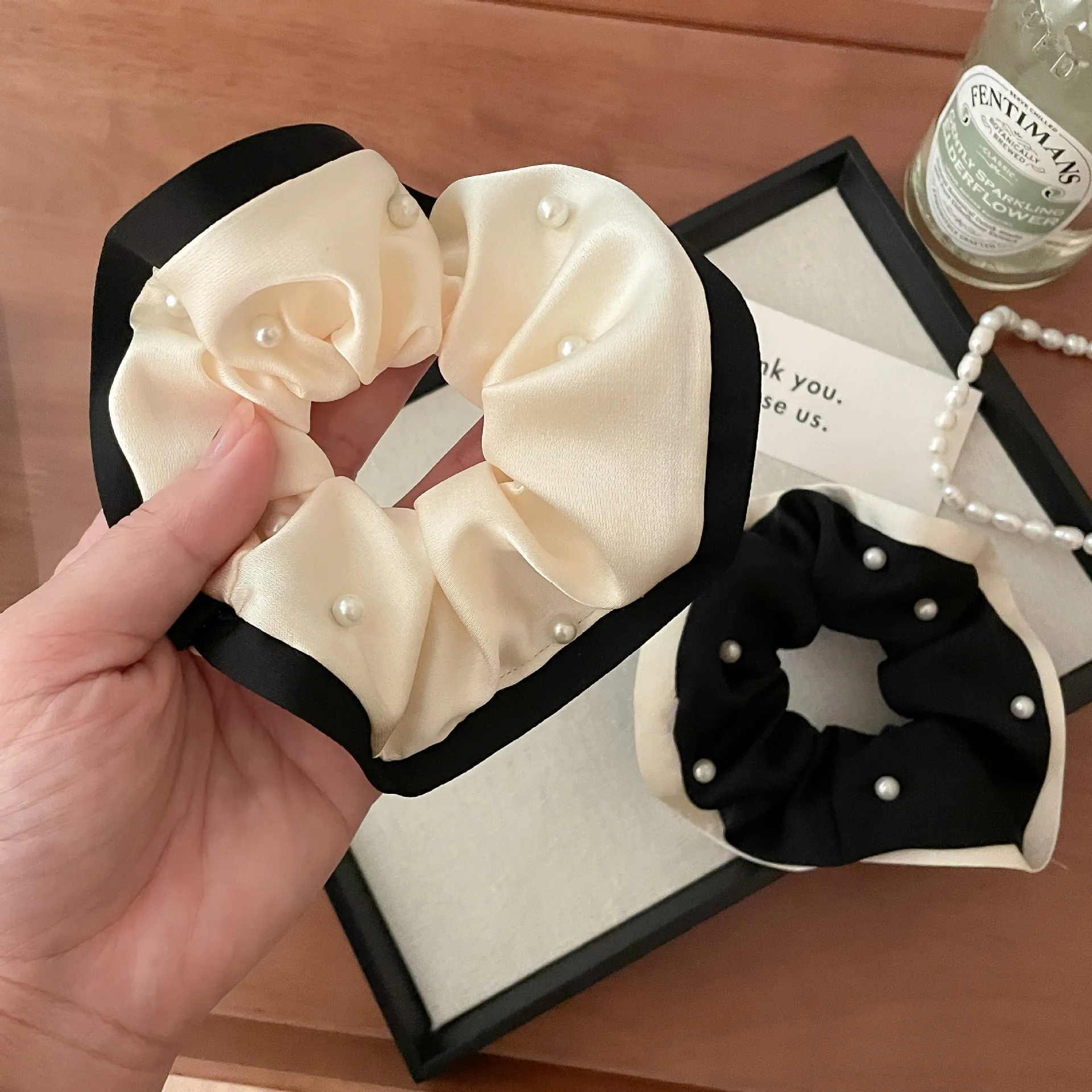 Coletero De Satén Con Perlas Artificiales Artificiales Borde De Contraste Lazo Elástico Para El Cabello Estilo Elegante Para Mujeres