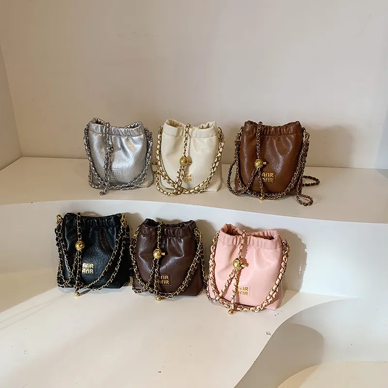 Kinder Mini Eimertasche PU Leder Modische Kordelzug Schulterhandtasche Metallkette Ball Dekor Schickes Accessoire