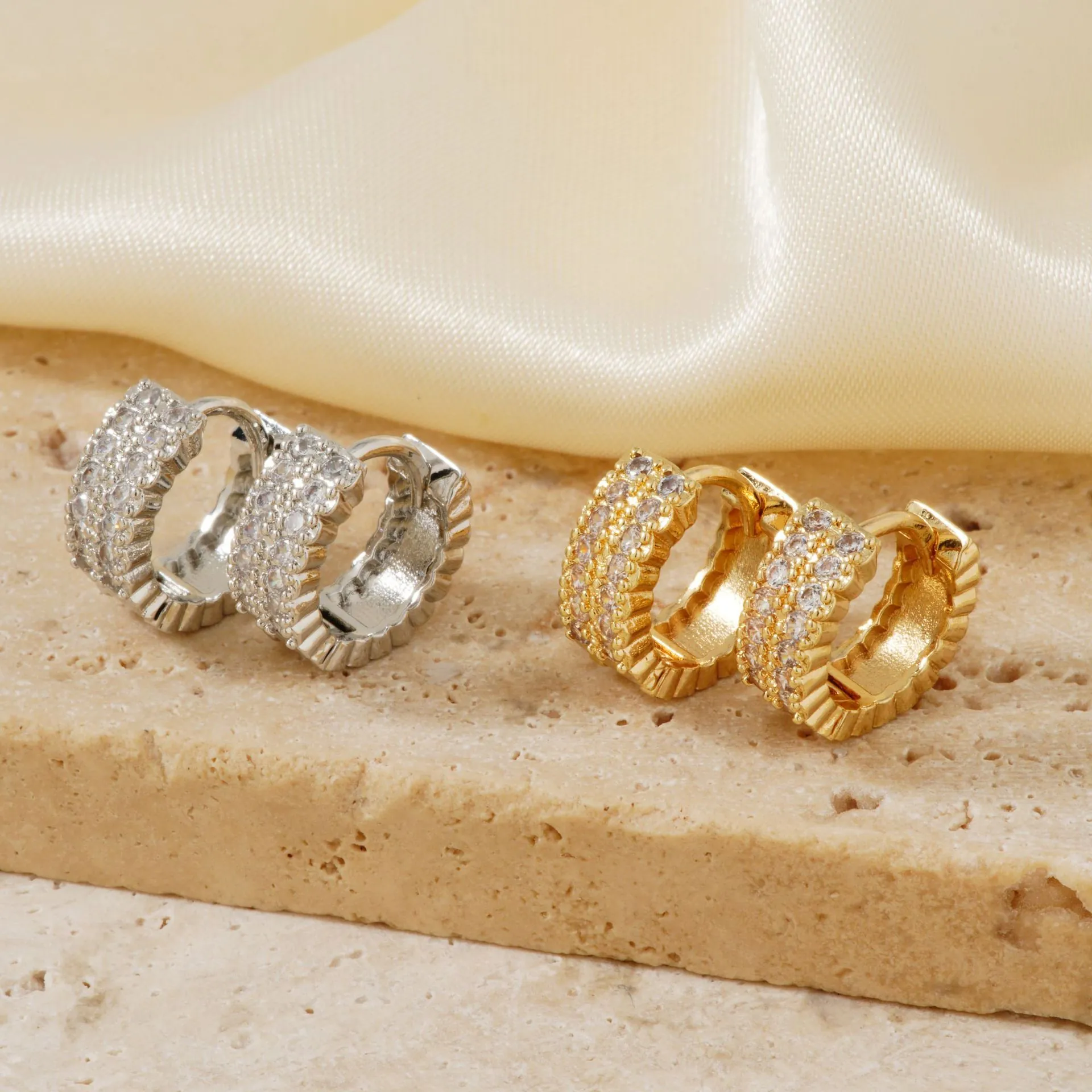 Minimalistische Kupfer Huggie Ohrringe Mit Mikropavé Zirkonia Geometrische Kleine Creolen Schmuck Für Damen Mode