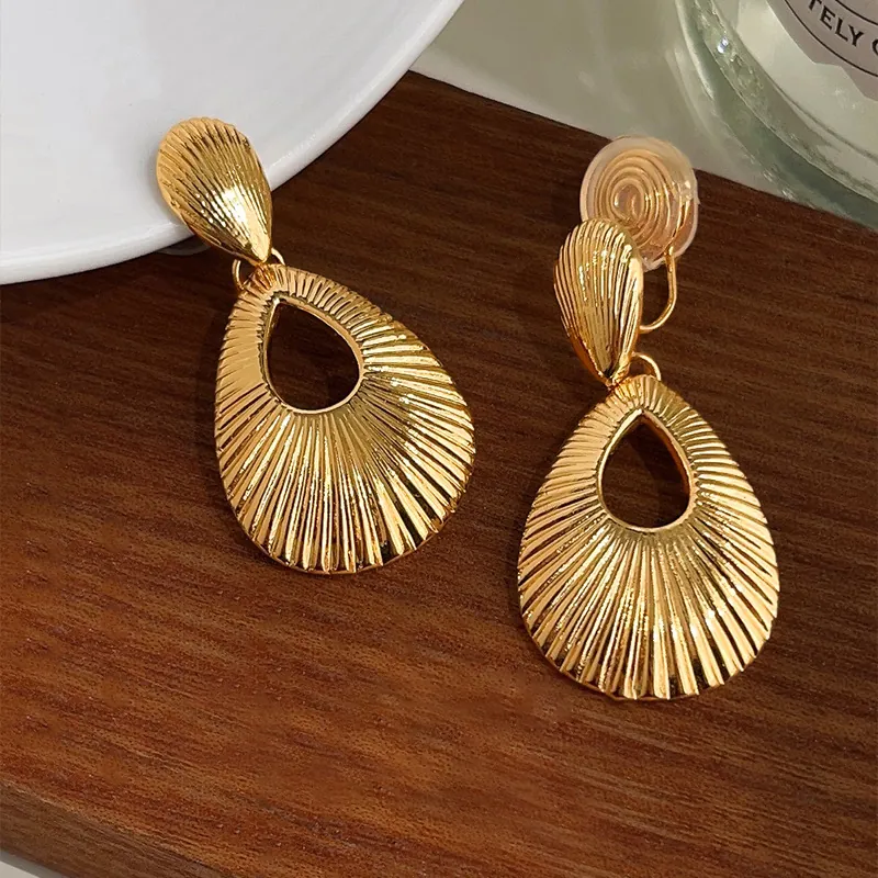 Boucles D'oreilles À Clip En Alliage Plaqué Or Rétro Pour Femmes Goutte Creuse Motif Coquille Texturée Style Vintage Bijoux D'oreille Non Percés