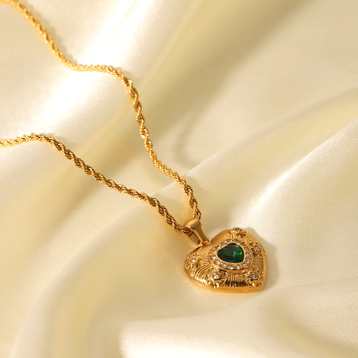 French Style 18K Gold Plated Stainless Steel Heart Pendant Necklace With Green Zirconia Inlaid Twisted Rope Chain For Women Jewelry