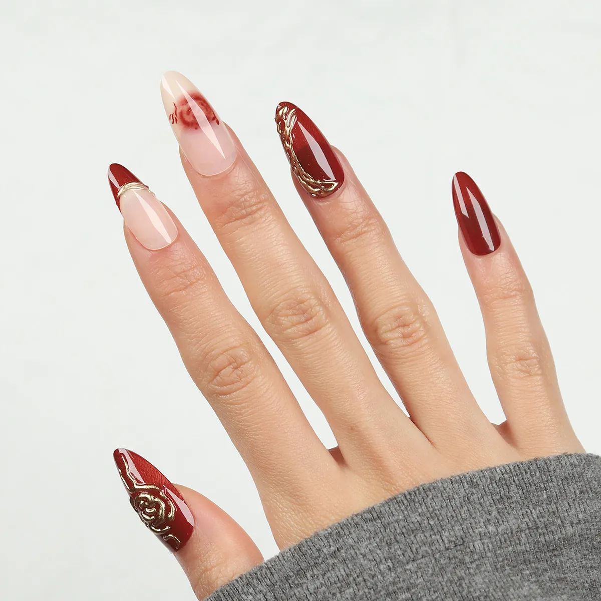 Unghie Finte a Pressione a Forma di Mandorla Rosso Vino Stile Francese Oro Rosa 3D Design in Rilievo Unghie Lunghe Donna