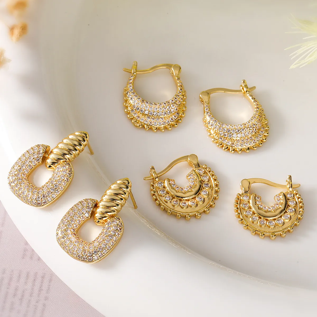 Elegante Geometrische U-Form Creolen Aus 18K Vergoldetem Messing Mit Zirkonia Pave Für Damen Modeschmuck