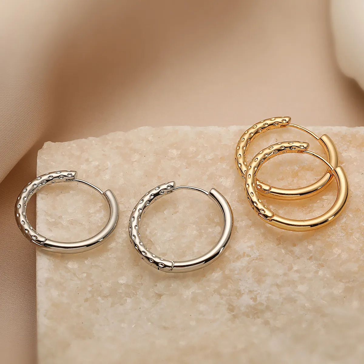 Orecchini A Cerchio Minimalisti Retrò Metallo Strutturato Rame Con Placcatura In Oro 18 Carati Gioielli Geometrici Per Donna