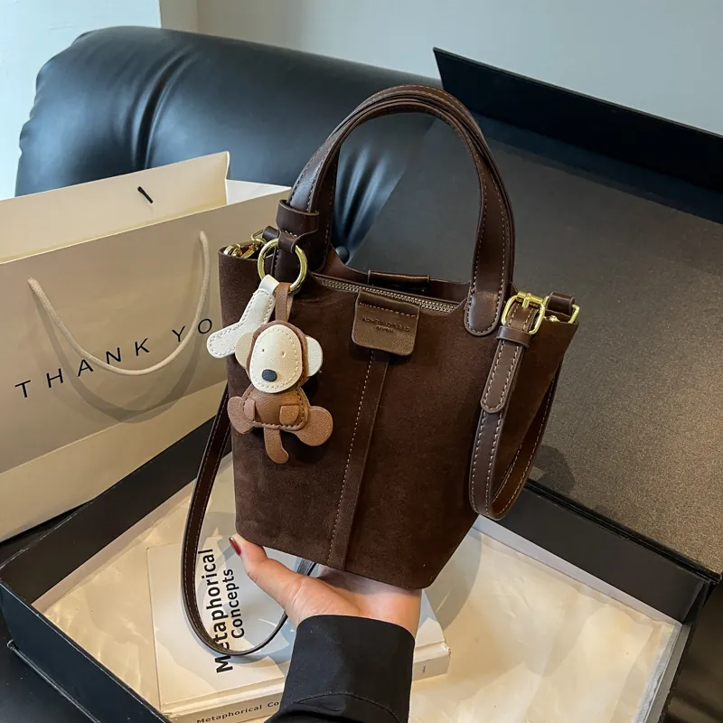 Damen Eimer Tasche Matt Wildleder Optik PU Leder Textur Handtasche Umhängetasche Mit Tieranhänger Vintage Alltag